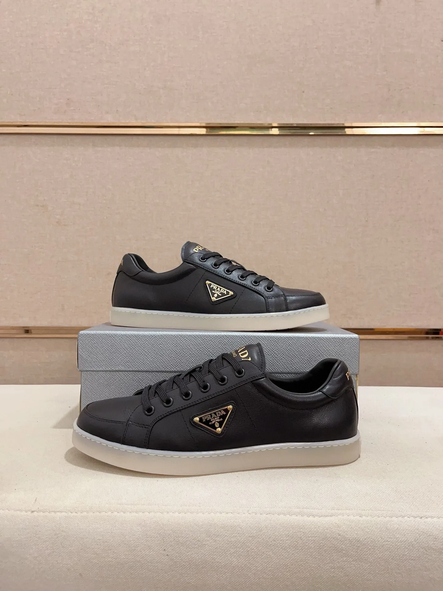 Men's shoes 💰 540💰 ✔️✔️✔️Higher version High-quality new PRADA (Prada) counters are launched at the same time. The new men's shoes and 😘 fabrics are made of high-tech glue-making technology. Lining: Full cowhide lining. 👍🏿 High-end ☄️ air-cushion molded anti-slip rubber outsole, exquisite lines, simple and elegant, comfortable and high-end for leisure travel. Code number: 38 to 44 (45 can be customized and cannot be returned or exchanged)
